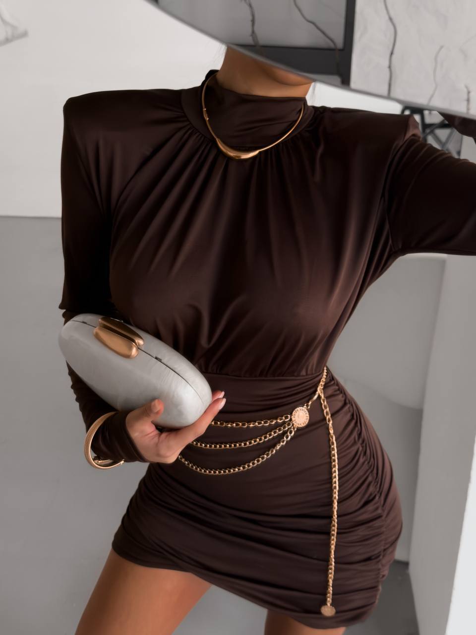 Sukienka z poduszkami w ramionach