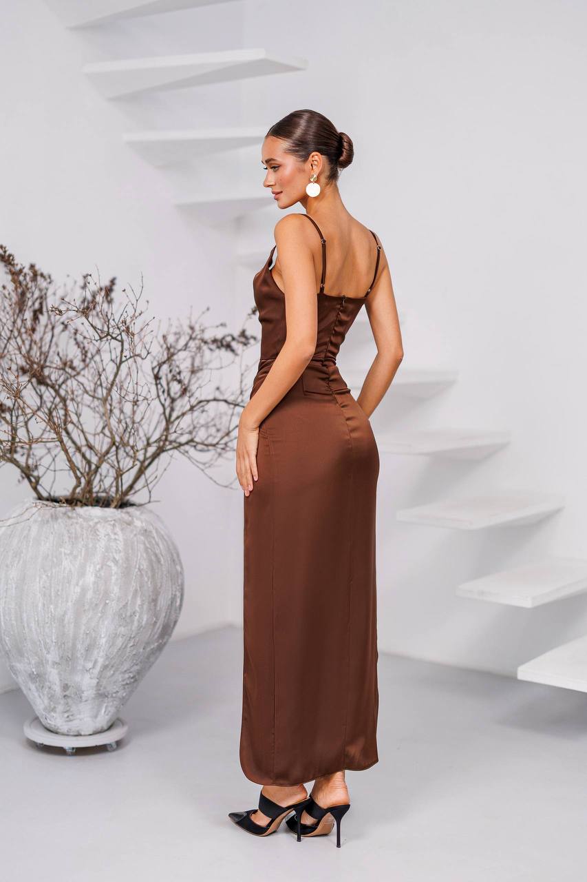 Satynowa sukienka premium z rozcięciem – elegancka sukienka na wesele