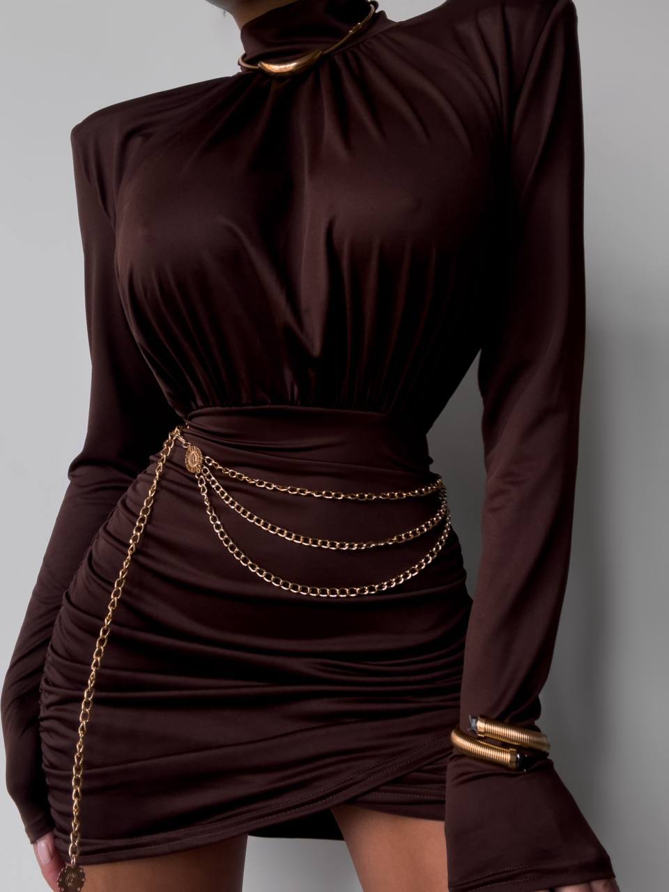 Sukienka z poduszkami w ramionach