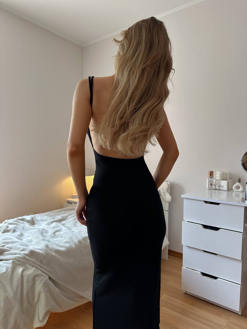 Sukienka z otwartymi plecami
