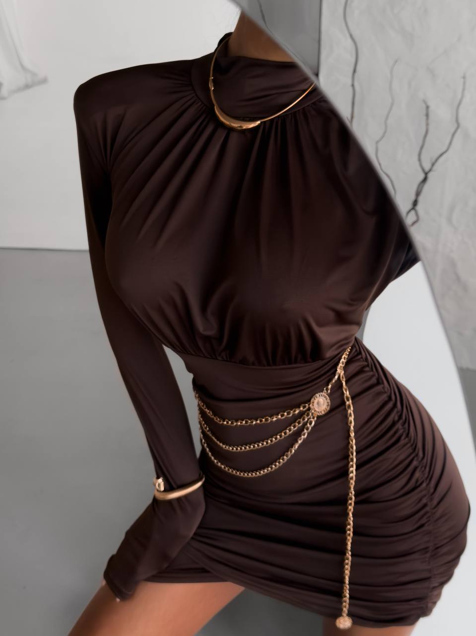 Sukienka z poduszkami w ramionach