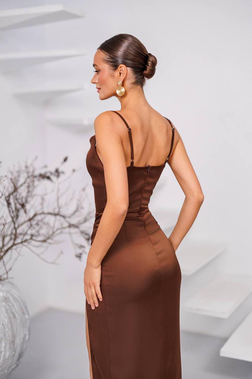 Satynowa sukienka premium z rozcięciem – elegancka sukienka na wesele