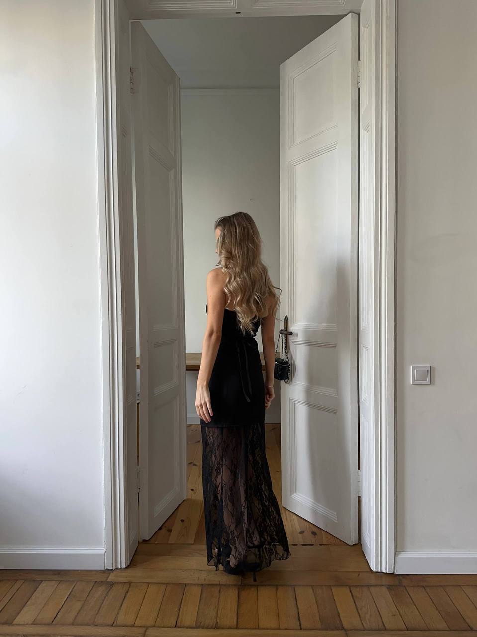 Sukienka z koronkowym dołem