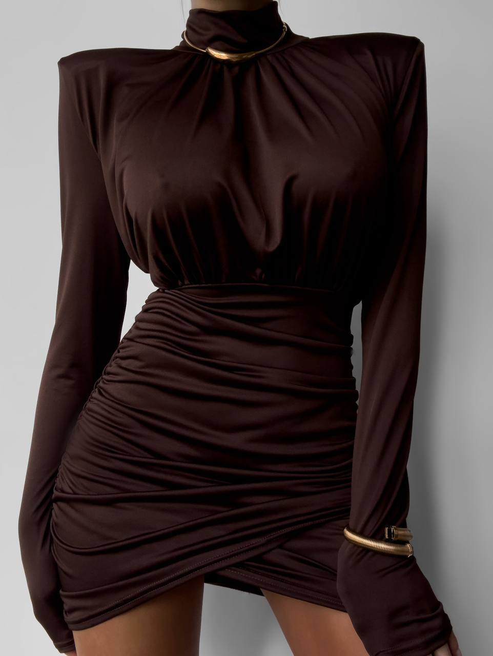 Sukienka z poduszkami w ramionach