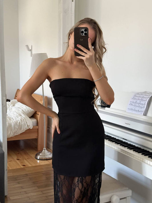 Sukienka z koronkowym dołem