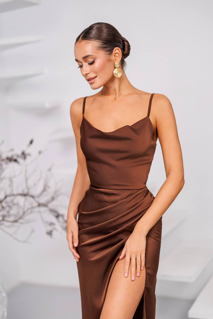 Satynowa sukienka premium z rozcięciem – elegancka sukienka na wesele